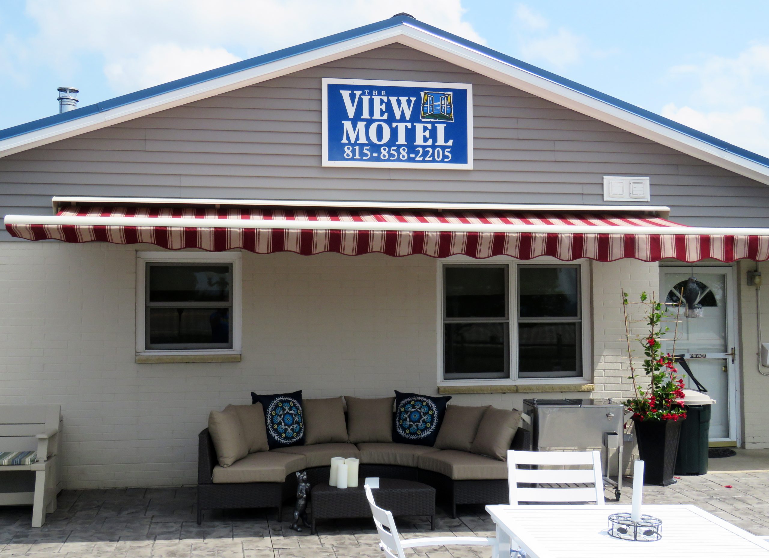 FRONT VIEW OF VIEW MOTEL